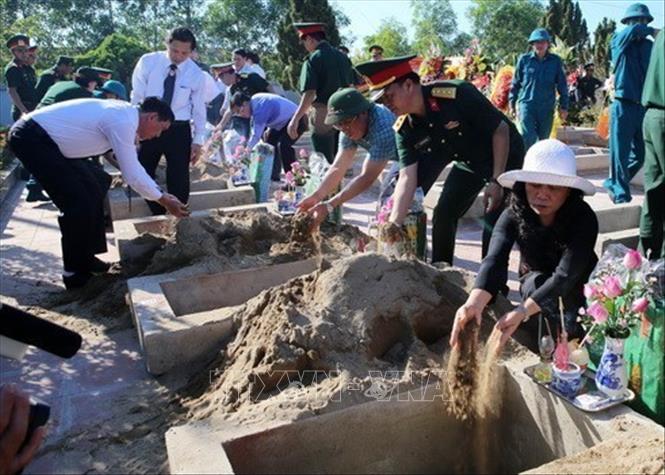 Ngày 27/7/2020, tại Nghĩa trang liệt sỹ thị xã Quảng Trị, tỉnh Quảng Trị tổ chức lễ truy điệu và an táng 10 hài cốt liệt sỹ được Đội quy tập hài cốt liệt sĩ 584 (Bộ chỉ huy quân sự tỉnh Quảng Trị) tìm kiếm và quy tập tại khu vực Động Mít (lòng hồ Đập Trấm, xã Hải Lệ, thị xã Quảng Trị). Ảnh: Hồ Cầu - TTXVN 
