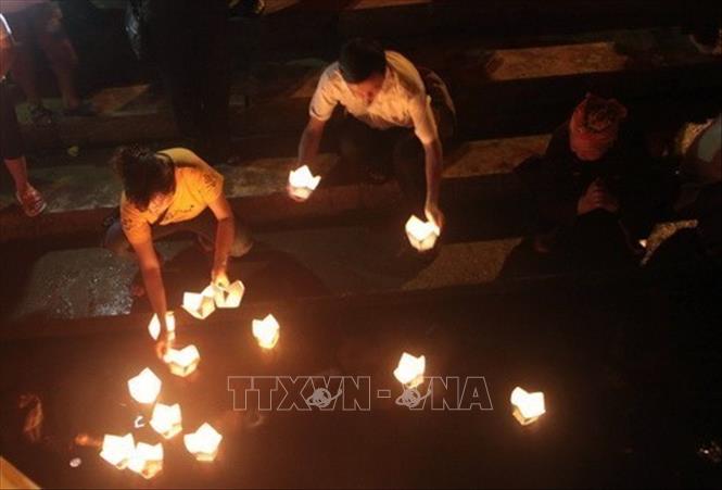 Người dân thành kính thả hoa xuống sông tri ân các Anh hùng Liệt sỹ tại  Đại lễ hoa đăng bên bờ Nam sông Thạch Hãn, ở thị xã Quảng Trị, tỉnh Quảng Trị, nhân kỷ niệm 72 năm Ngày Thương binh Liệt sỹ (27/7/1947 - 27/7/2019). Ảnh: Trịnh Bang Nhiệm - TTXVN
