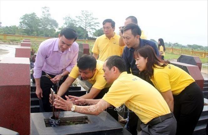 Cán bộ nhân viên Bưu điện tỉnh Hà Nam dâng hương và thu thập thông tin để thực hiện đề án“Cổng thông tin điện tử về liệt sỹ, mộ liệt sỹ và nghĩa trang liệt sỹ” (2019). Ảnh: Đại Nghĩa - TTXVN