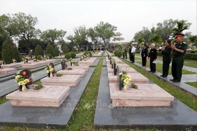 Nghĩa trang liệt sỹ A1 được xây dựng năm 1958, gần điểm di tích lịch sử đồi A1 với 644 phần mộ liệt sỹ được quy tập về yên nghỉ, là một trong 3 nghĩa trang cấp Quốc Gia của tỉnh Điện Biên, được tu bổ và nâng cấp thành công trình lịch sử văn hóa có diện tích 32.472 m2. Nghĩa trang liệt sỹ A1 luôn được chăm sóc, bảo vệ và là điểm tham quan, tìm hiểu truyền thống cách mạng của mảnh đất lịch sử Điện Biên Phủ. Ảnh: Anh Tuấn - TTXVN