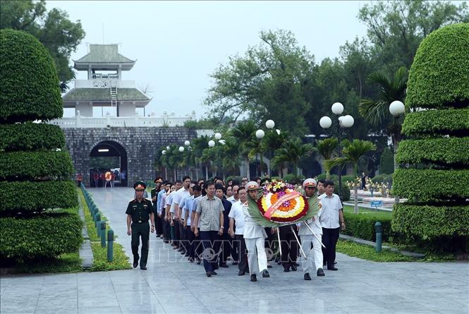 Nhân kỷ niệm Ngày Thương binh - Liệt sỹ (27/7/1947-27/7/2020), sáng 27/7/2020, Đại diện lãnh đạo tỉnh Điện Biên cùng các ban, ngành đoàn thể và người dân tới đặt vòng hoa, thắp hương tưởng niệm các Anh hùng liệt sỹ đã hy sinh vì độc lập, tự do cho Tổ quốc tại Nghĩa trang liệt sỹ Quốc gia A1. Ảnh: Phan Tuấn Anh - TTXVN