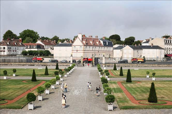 Khói bốc lên từ các đám cháy rừng ở Seine-et-Marne, Pháp. Ảnh: THX/TTXVN phát
