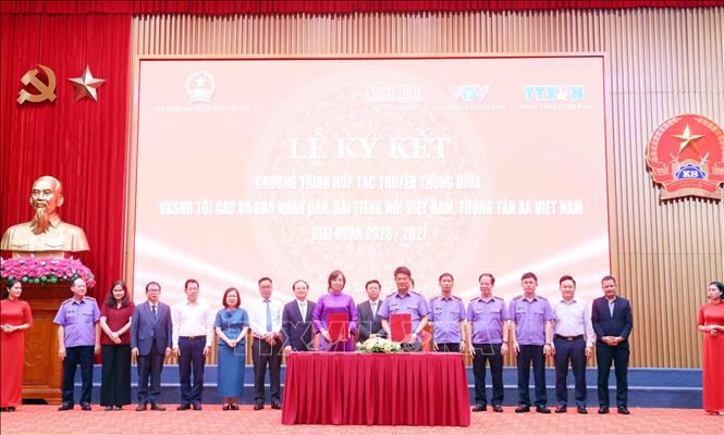 Lễ ký kết chương trình hợp tác truyền thông giữa Viện Kiểm sát nhân dân tối cao với Thông tấn xã Việt Nam. Ảnh: Phạm Kiên - TTXVN