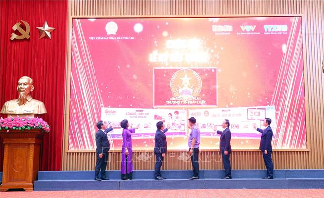 Các đại biểu thực hiện nghi thức ra mắt các chương trình, chuyên mục mới. Ảnh: Phạm Kiên - TTXVN