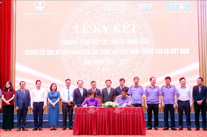Lễ ký kết chương trình hợp tác truyền thông giữa Viện Kiểm sát nhân dân tối cao với Thông tấn xã Việt Nam. Ảnh: Phạm Kiên - TTXVN