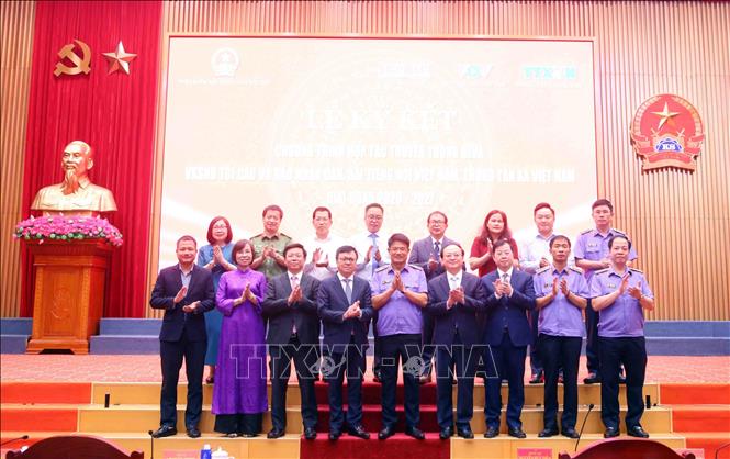 Lãnh đạo Viện Kiểm sát nhân dân tối cao chụp ảnh chung với lãnh đạo Thông tấn xã Việt Nam, Báo Nhân Dân và Đài Tiếng nói Việt Nam. Ảnh: Phạm Kiên - TTXVN