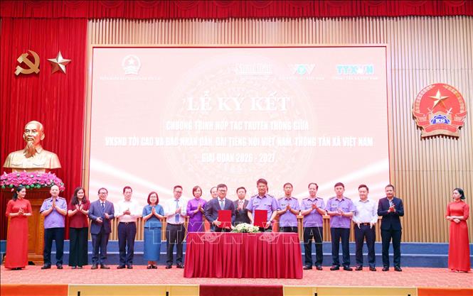 Lễ ký kết chương trình hợp tác truyền thông giữa Viện Kiểm sát nhân dân tối cao với Báo Nhân Dân. Ảnh: Phạm Kiên - TTXVN