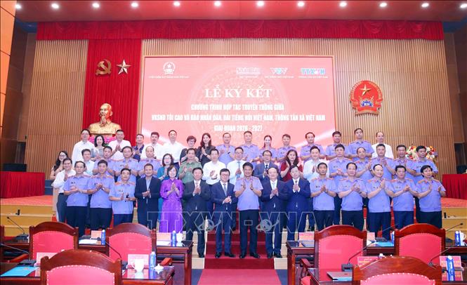 Lãnh đạo Viện Kiểm sát nhân dân tối cao, Thông tấn xã Việt Nam, Đài Truyền hình Việt Nam, Báo Nhân Dân, Đài Tiếng nói Việt Nam cùng các đại biểu. Ảnh: Phạm Kiên - TTXVN