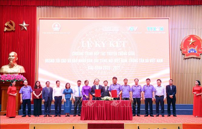 Lễ ký kết chương trình hợp tác truyền thông giữa Viện Kiểm sát nhân dân tối cao với Đài Tiếng nói Việt Nam. Ảnh: Phạm Kiên - TTXVN