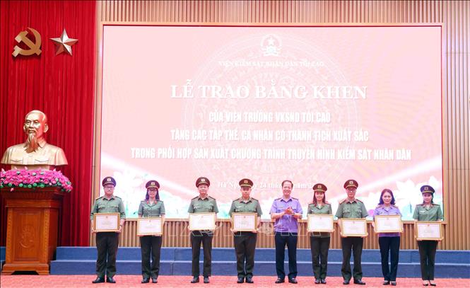 Phó Viện trưởng Viện Kiểm sát nhân dân tối cao Trần Hải Quân trao Bằng khen của Viện trưởng Viện Kiểm sát nhân dân tối cao cho các cá nhân có thành tích xuất sắc. Ảnh: Phạm Kiên - TTXVN