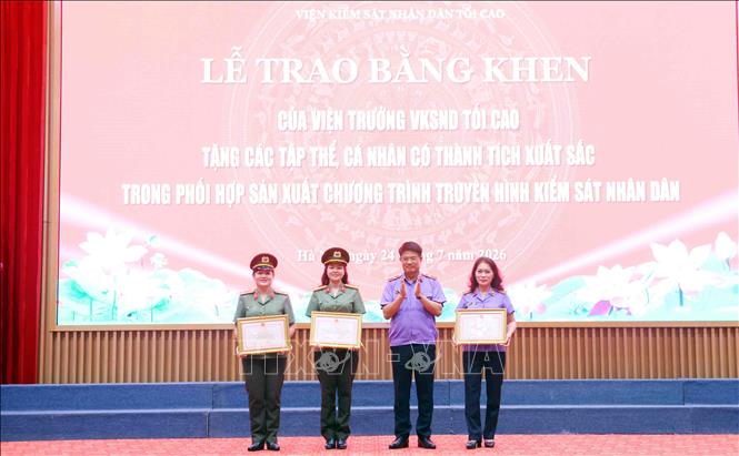 Viện trưởng Viện Kiểm sát nhân dân tối cao Nguyễn Huy Tiến trao tặng Bằng khen cho các tập thể có thành tích xuất sắc. Ảnh: Phạm Kiên - TTXVN