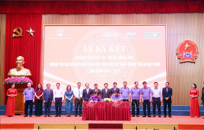 Lễ ký kết chương trình hợp tác truyền thông giữa Viện Kiểm sát nhân dân tối cao với Thông tấn xã Việt Nam. Ảnh: Phạm Kiên - TTXVN