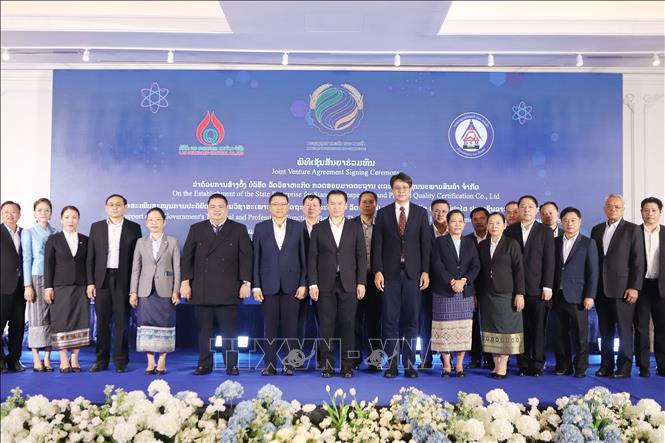 Bộ trưởng Bộ Công thương Lào Malaythong Kommasith chụp ảnh với các đại biểu đại diện cho nhà nước và tư nhân Lào. Ảnh: Xuân Tú - PV TXVN tại Lào