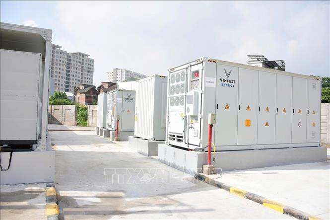 Thay vì tạo ra điện năng mới, BESS có chức năng lưu trữ điện khi phụ tải thấp hoặc nguồn điện dồi dào và phát điện trở lại khi nhu cầu tăng cao. Ảnh: Quốc Lũy - TTXVN
