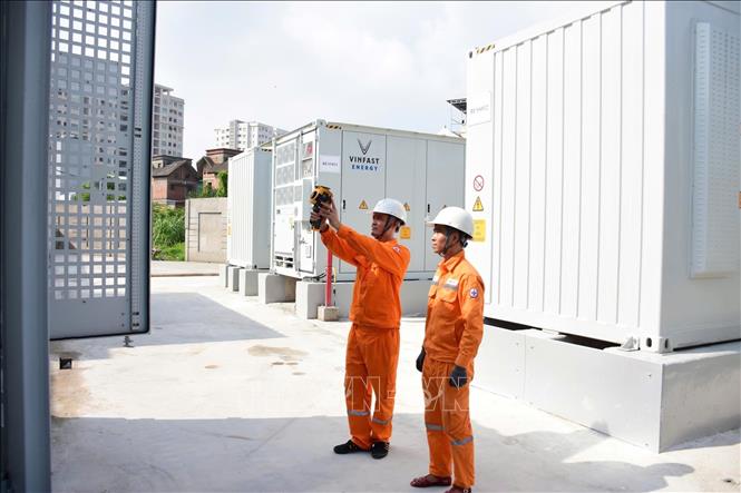 Trong mỗi ca trực, kỹ sư vừa giám sát các thông số trên hệ thống điều khiển, vừa kiểm tra thực địa để bảo đảm thiết bị hoạt động ổn định. Ảnh: Quốc Lũy - TTXVN