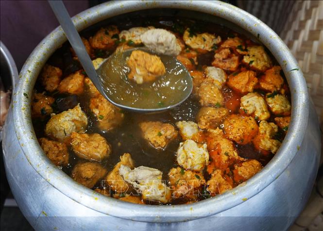 Nguyên liệu trong nồi nước dùng cho bún bò Huế. Ảnh: Nguyên Lý - TTXVN