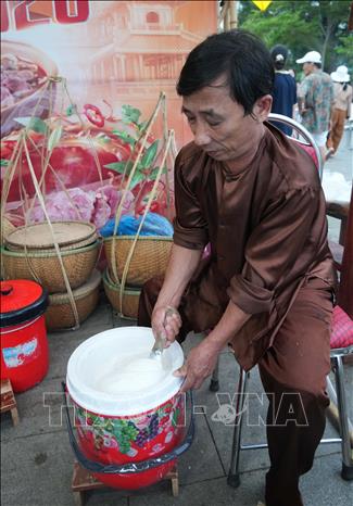 Trộn bột để làm bún nổi tiếng Vân Cù. Ảnh: Nguyên Lý - TTXVN