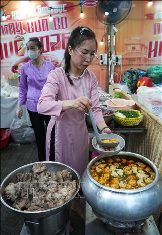 Làm tô bún bò Huế để bán cho du khách, tại Liên hoan bún bò Huế toàn quốc ở thành phố Huế. Ảnh: Nguyên Lý - TTXVN