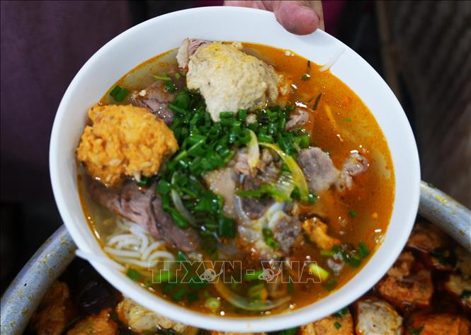 Tô bún bò Huế hoàn chỉnh bán cho du khách, tại Liên hoan bún bò Huế toàn quốc ở thành phố Huế. Ảnh: Nguyên Lý - TTXVN