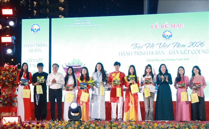 Thứ trưởng Bộ Ngoại giao Lê Thị Thu Hằng tặng quà cho các trại hè tiêu biểu. Ảnh: Phan Sáu - TTXVN