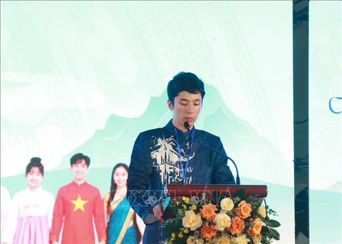 Anh Lê Tuấn Khang (sinh sống ở Israel) chia sẻ cảm nghĩ ở đêm bế mạc. Ảnh: Phan Sáu - TTXVN