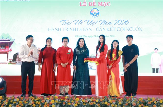 Đại diện Bộ Ngoại giao và Ủy ban nhân dân tỉnh Khánh Hòa tặng quà cho đoàn các bạn học sinh, sinh viên ưu tú đến từ Ba Lan có thành tích nổi bật trong trại hè. Ảnh: Phan Sáu - TTXVN