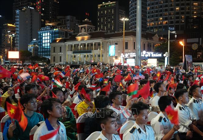 Hơn 100 thanh niên Việt Nam ở nước ngoài đến từ 32 quốc gia, vùng lãnh thổ cùng các bạn trẻ tỉnh Khánh Hòa hòa mình vào chương trình nghệ thuật đêm bế mạc. Ảnh: Phan Sáu - TTXVN