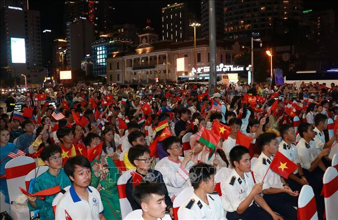 Hơn 100 thanh niên Việt Nam ở nước ngoài đến từ 32 quốc gia, vùng lãnh thổ cùng các bạn trẻ tỉnh Khánh Hòa hòa mình vào chương trình nghệ thuật đêm bế mạc. Ảnh: Phan Sáu - TTXVN