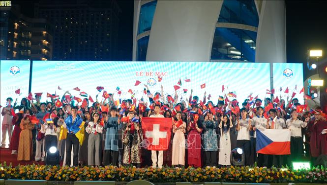 Hơn 100 thanh niên Việt Nam ở nước ngoài đến từ 32 quốc gia, vùng lãnh thổ ra mắt các đại biểu tại đêm bế mạc. Ảnh: Phan Sáu - TTXVN