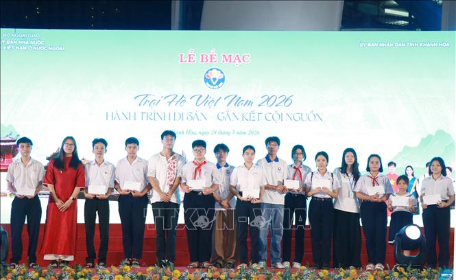 Các trại hè cùng đóng góp và trao 10 suất học bổng cho học sinh, sinh viên khó khăn của tỉnh Khánh Hòa. Ảnh: Phan Sáu - TTXVN