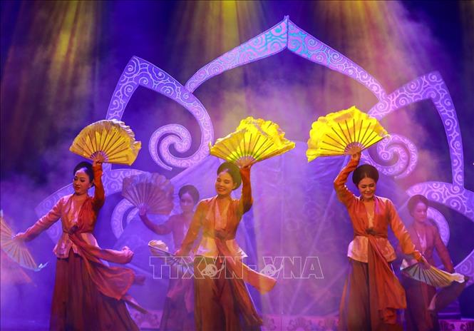 Chương trình không đơn thuần là sự nối tiếp cơ học của những trích đoạn quen thuộc mà được xử lý linh hoạt, có sự chuyển tiếp mềm mại giữa bi và hài, giữa trữ tình và sôi động, giữa vẻ dân gian mộc mạc và tính trình diễn hiện đại. Ảnh: Khánh Hoà - TTXVN