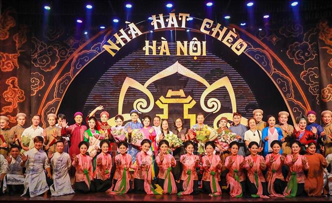 Chương trình do các nghệ sĩ Nhà hát Chèo Hà Nội biểu diễn dưới sự dàn dựng của đạo diễn, NSND Nguyễn Tiến Dũng, mang một làn gió mới góp phần xây dựng Hà Nội trở thành một điểm đến văn hóa hấp dẫn. Ảnh: Khánh Hoà - TTXVN