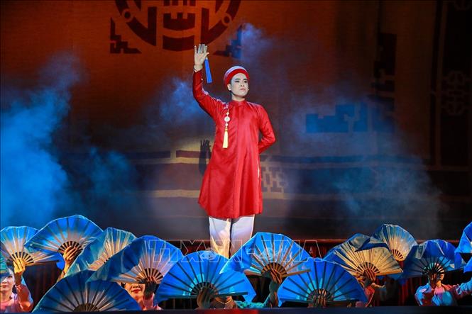 Chương trình như một bức tranh nhiều lớp về con người, tâm hồn và đời sống Việt Nam được thể hiện bằng ngôn ngữ Chèo. Ảnh: Khánh Hoà - TTXVN