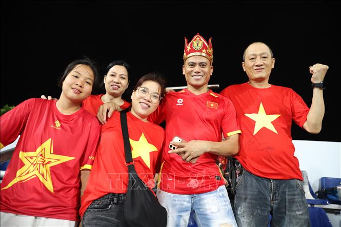 Anh Trần Đình Duy (thứ hai từ phải sang) - cổ động viên 