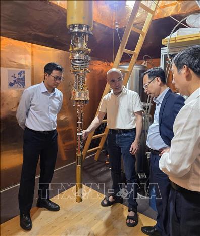 Đoàn công tác đã có cuộc gặp gỡ với TS. Nguyễn Duy Hà (thứ 2 từ trái sang), chuyên gia Việt kiều trong lĩnh vực vật lý lượng tử tại Viện Vật lý chất. Ảnh: TTXVN phát