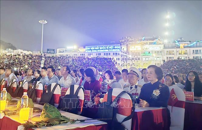 Phó Thủ tướng Phạm Thị Thanh Trà cùng các đại biểu và nhân dân tham dự Chương trình nghệ thuật đặc biệt 