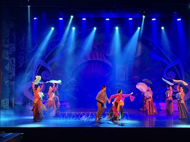 Trích đoạn “Thị Mầu lên chùa” được biểu diễn trong chương trình “Nét duyên Chèo Hà thành”. Ảnh: Tuyết Mai - TTXVN