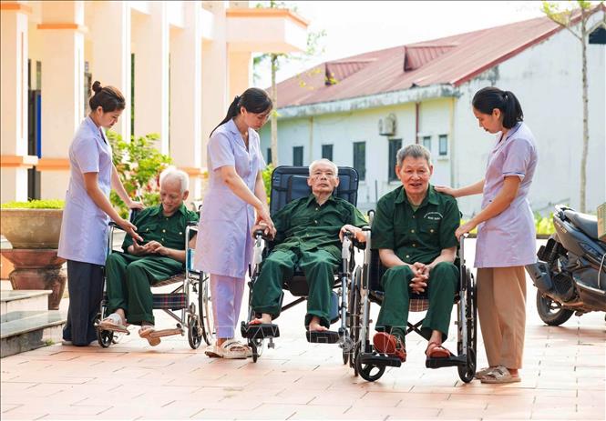 Cán bộ, nhân viên chăm sóc thương, bệnh binh tại Cơ sở Điều dưỡng thương binh Nho Quan, tỉnh Ninh Bình. Ảnh: Thùy Dung - TTXVN