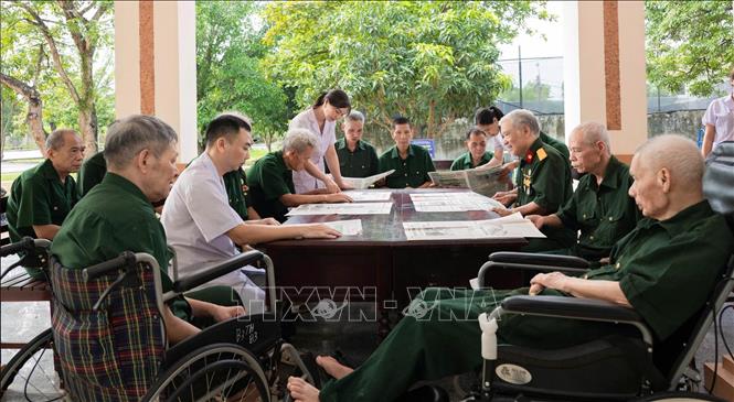 Cán bộ, nhân viên chăm sóc thương, bệnh binh tại Cơ sở Điều dưỡng thương binh Nho Quan, tỉnh Ninh Bình. Ảnh: Thùy Dung - TTXVN