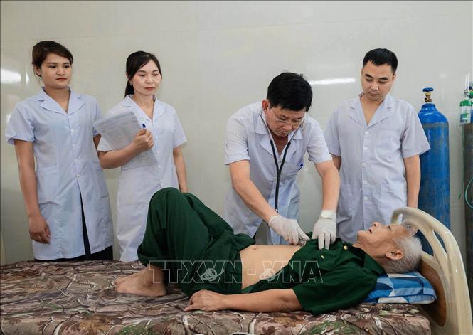 Cán bộ, nhân viên chăm sóc thương, bệnh binh tại Cơ sở Điều dưỡng thương binh Nho Quan, tỉnh Ninh Bình. Ảnh: Thùy Dung - TTXVN