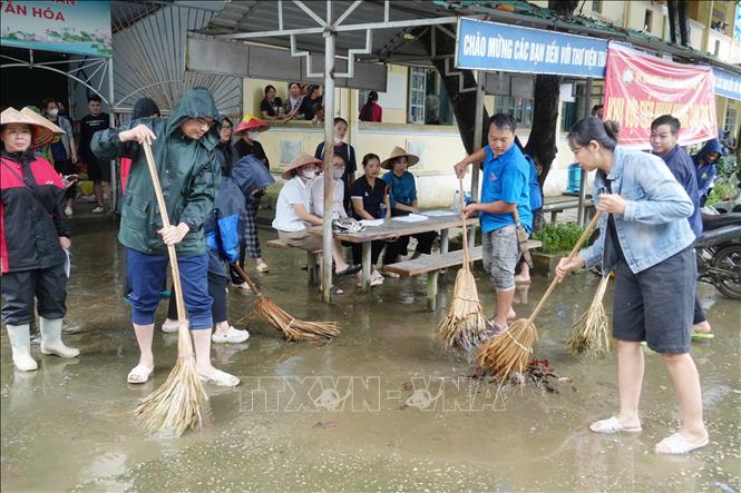 Dọn đẹp vệ sinh tại các điểm tiếp nhận người sơ tán tránh lũ tại Trường THCS Pắc Ta, xã Pắc Ta. Ảnh: Nguyễn Oanh - TTXVN 