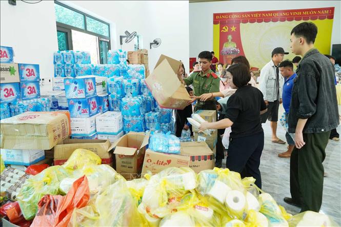 Các nhu yếu phẩm ủng hộ được tập kết tại UBND xã Mường Than. Ảnh: Nguyễn Oanh - TTXVN 