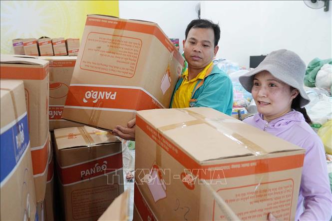 Lực lượng cán bộ, công chức, viên chức, các thầy giáo, cô giáo làm những công việc sau tuyến đầu tại vùng lũ Mường Than. Ảnh: Nguyễn Oanh - TTXVN 