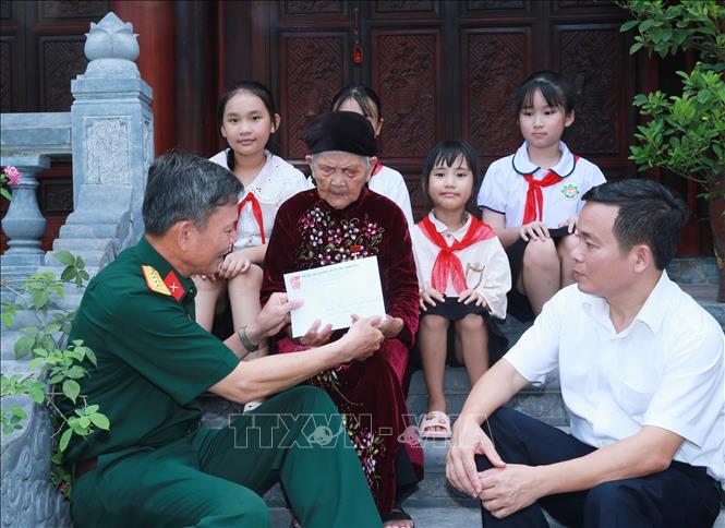 Đại diện Hội hỗ trợ gia đình liệt sĩ Việt Nam tỉnh Thanh Hóa và chính quyền địa phương đến thăm hỏi, tặng quà Mẹ Việt Nam Anh hùng Phan Thị Mùi, 103 tuổi, sống tại phố Phù Lưu, phường Đông Quang (Thanh Hóa). Ảnh: Trọng Đức - TTXVN