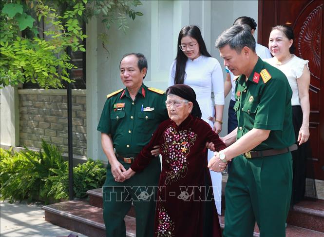 Đại diện Hội hỗ trợ gia đình liệt sĩ Việt Nam tỉnh Thanh Hóa và chính quyền địa phương đến thăm hỏi, tặng quà Mẹ Việt Nam Anh hùng Phan Thị Mùi, 103 tuổi, sống tại phố Phù Lưu, phường Đông Quang (Thanh Hóa). Ảnh: Trọng Đức - TTXVN