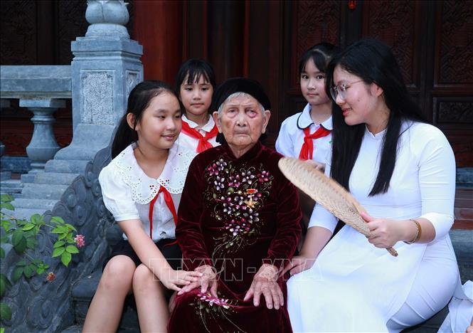 Các học sinh đến thăm hỏi, động viên Mẹ Việt Nam Anh hùng Phan Thị Mùi, 103 tuổi, sống tại phố Phù Lưu, phường Đông Quang (Thanh Hóa). Ảnh: Trọng Đức - TTXVN