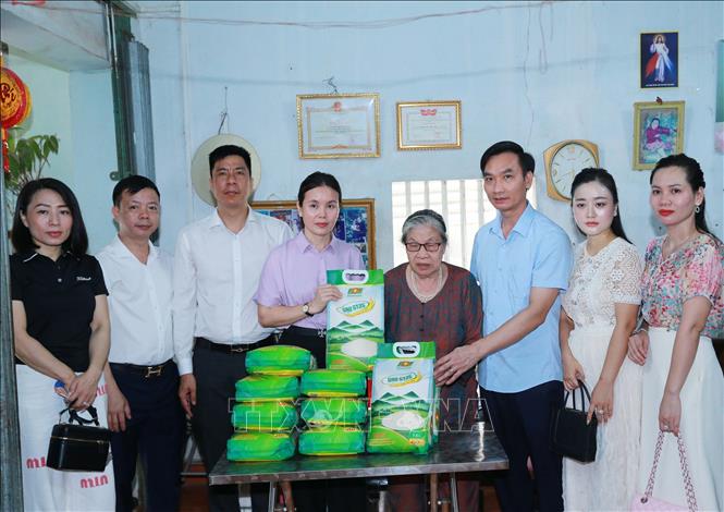 Các đoàn thể, tổ chức, cá nhân thăm hỏi, tặng quà bà Hoàng Thị Gấm ở tổ dân phố Cốc Hạ, phường Đông Hương, đang nuôi dưỡng 2 con gái là nạn nhân chất độc da cam bị nhiễm từ người chồng đi bộ đội ở chiến trường phía Nam (đã mất). Ảnh: Trọng Đức - TTXVN