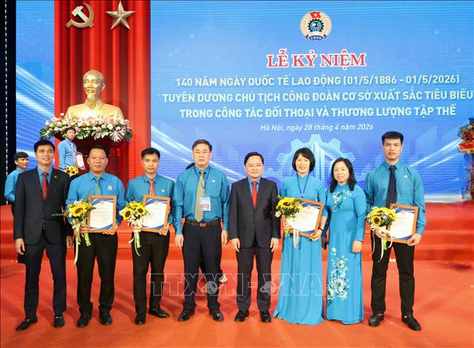 Anh Phạm Văn Trung (thứ hai từ trái sang) chụp ảnh cùng lãnh đạo Tổng Liên đoàn Lao động Việt Nam và Liên đoàn Lao động tỉnh Bắc Ninh tại Lễ tuyên dương cán bộ công đoàn cơ sở xuất sắc tiêu biểu toàn quốc năm 2026. Ảnh: TTXVN
