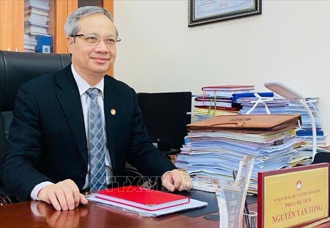 Ông Nguyễn Văn Tòng, Nguyên Phó Chủ tịch Ủy ban MTTQ Việt Nam tỉnh Thanh Hóa trả lời phỏng vấn của phóng viên TTXVN. Ảnh: TTXVN phát