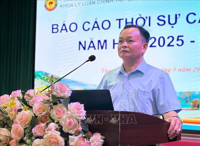 Tiến sỹ Nguyễn Văn Thụ, Phó trưởng khoa Lý luận Chính trị - Luật (Trường Đại học Hồng Đức, Thanh Hóa) trả lời phỏng vấn của phóng viên TTXVN. Ảnh: TTXVN phát 